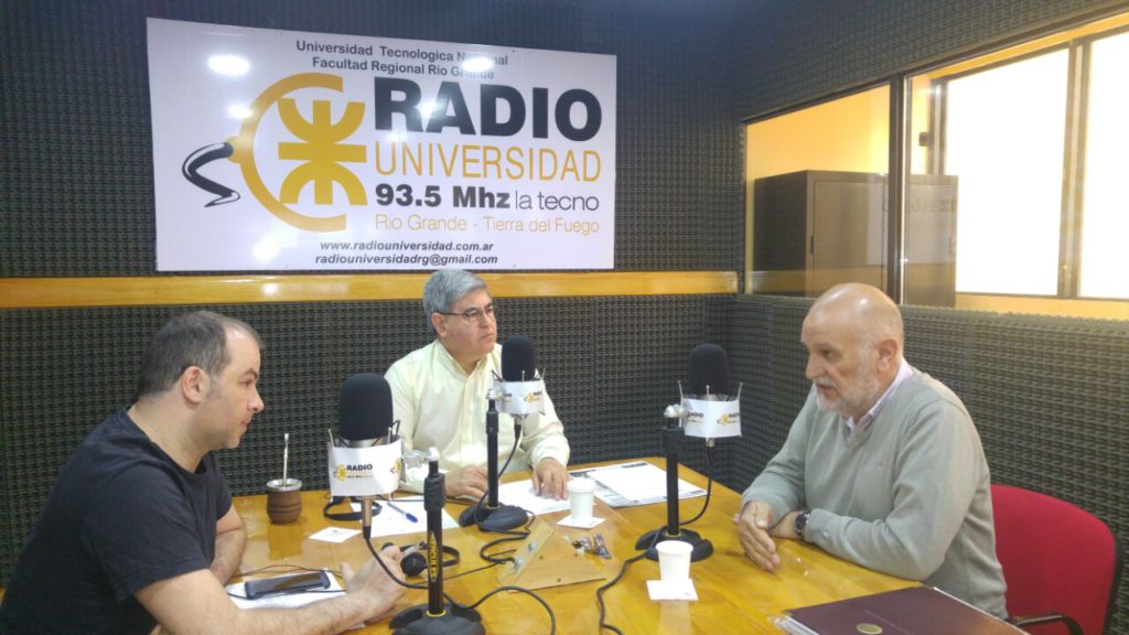 El Ing. Villa visitó los estudios de Radio Universidad (93.5) para dialogar con "Dos preguntan" junto a Alberto Centurión y Germán Gasparini.