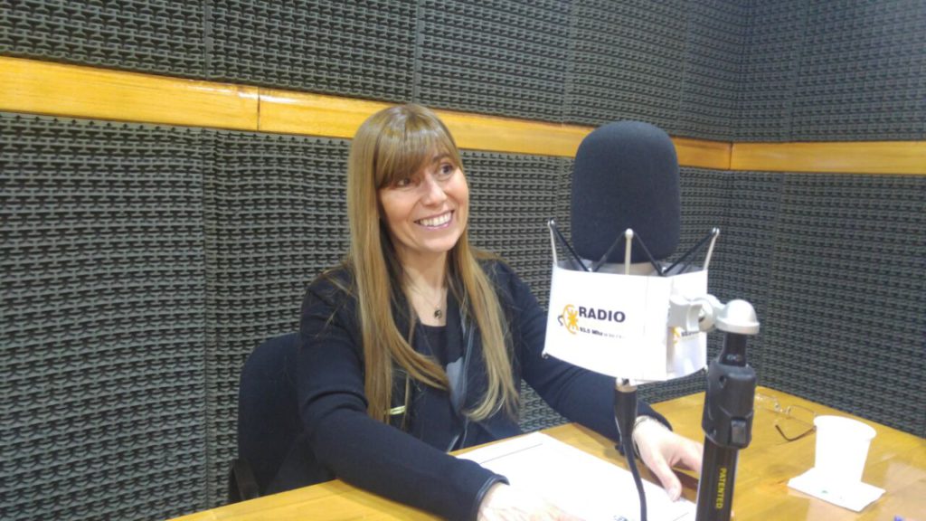 La legisladora del MPF, Cristina Boyadjian, visitó los estudios de Radio Universidad (93.5)