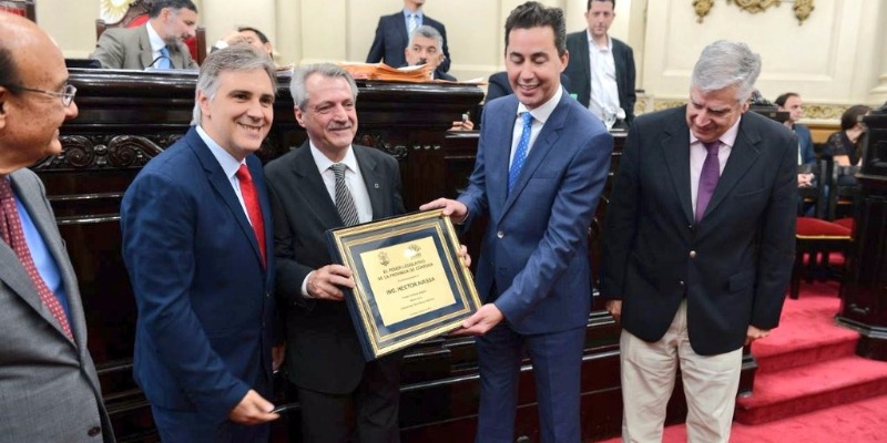 El Ing. Aiassa recibió, de manos del vicegobernador Martín Llaryora y del presidente del bloque de Unión por Córdoba, Carlos Gutiérrez, una plaqueta recordatoria.