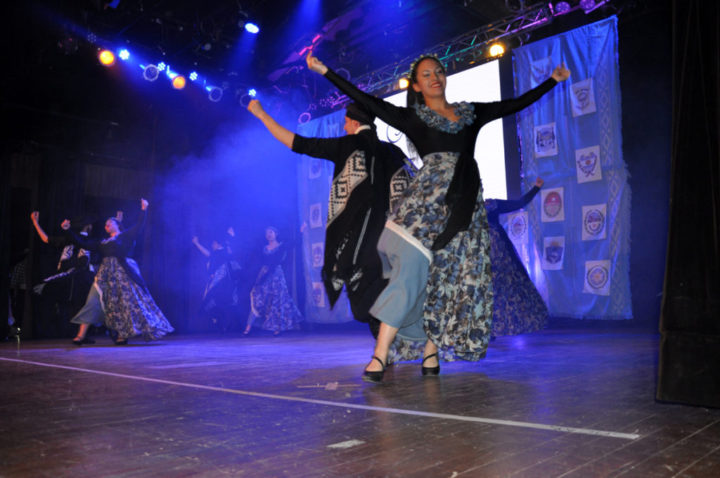 La danza folklórica le puso el broche de oro a la muestra final de los talleres culturales municipales.