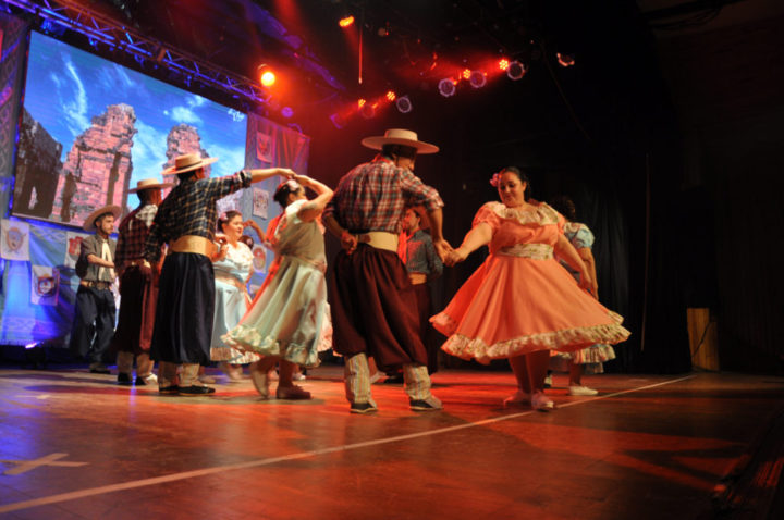 La danza folklórica le puso el broche de oro a la muestra final de los talleres culturales municipales.