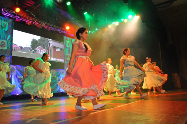 La danza folklórica le puso el broche de oro a la muestra final de los talleres culturales municipales.