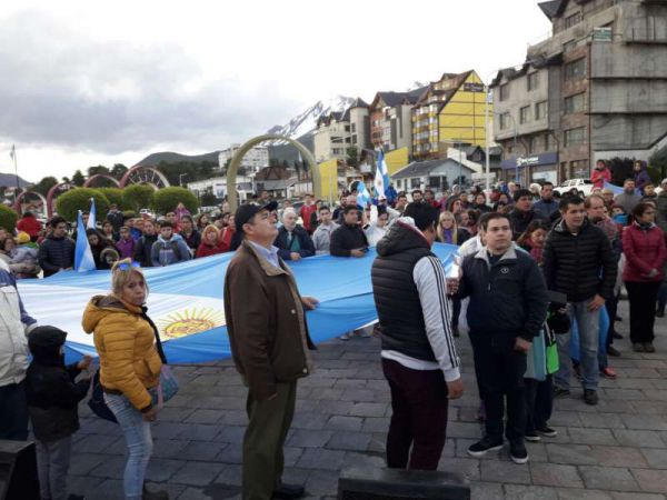 En Ushuaia también hubo una movilización espontánea.