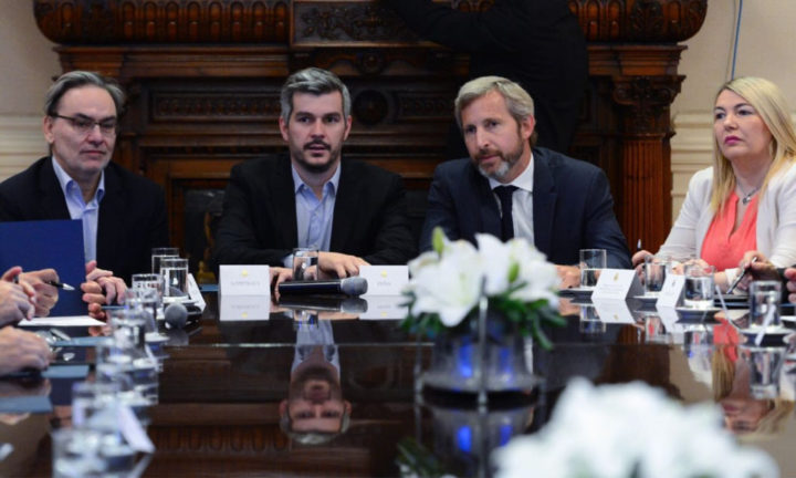 Bertone junto al ministro del Interior Rogelio Frigerio, y el ministro Jefe de Gabinete Marcos Peña.