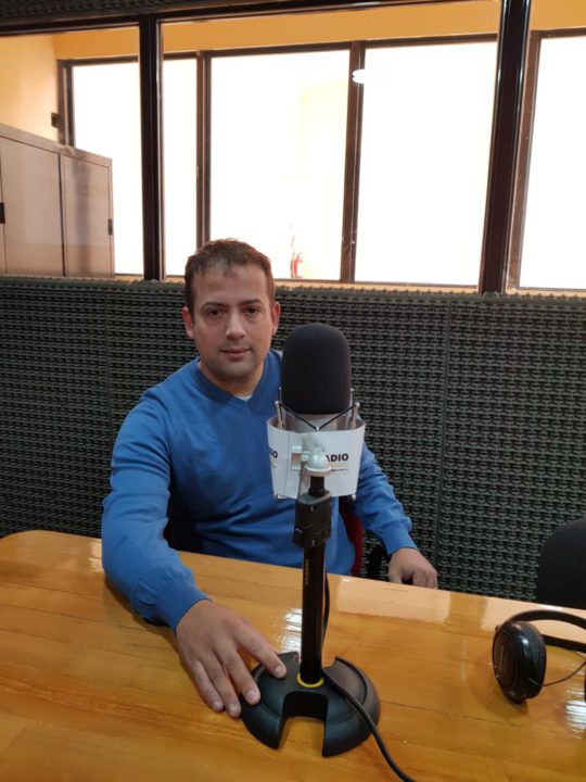 Juan Manuel Gatti visitó los estudios de Radio Universidad (93.5).