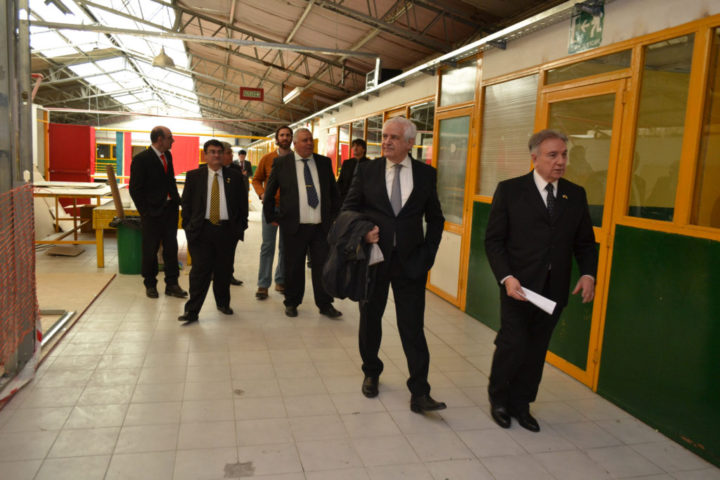 Luego del acto de inauguración del laboratorio de 3D de la UTN que cuenta con cuatro máquinas de impresión, autoridades de la Facultad Regional Tierra del Fuego, junto a los directivos de Roch, llevaron adelante una recorrida por las instalaciones de la casa de altos estudios.