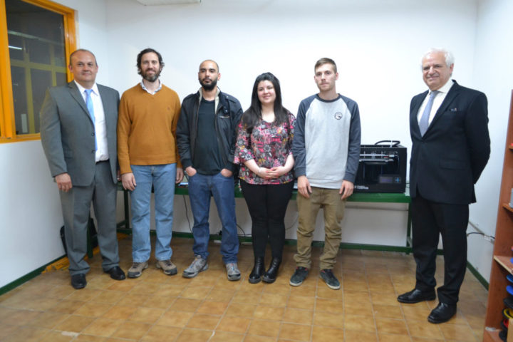 De izquierda a derecha, el Ing. Omar Pintos (gerente de Roch), Javier Chacra, responsable de Relaciones Institucionales de la empresa Roch, Gonzalo Rasso alumno de la UTN e integrante del laboratorio 3D, Jesica Massari (alumna de la UTN), Facundo Cejas (alumno de la UTN) y el presidente de Roch, Ing. Ricardo Chacra.