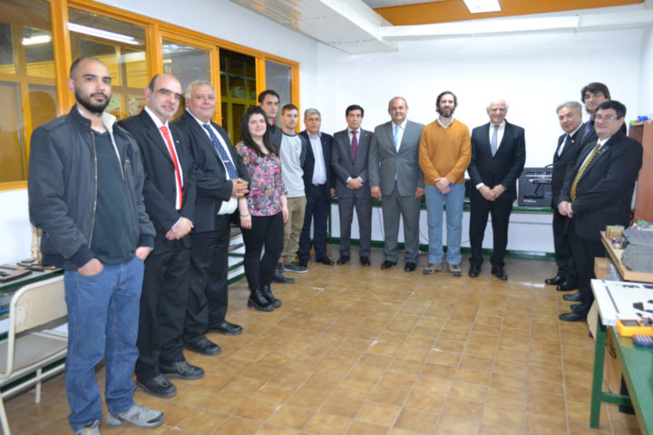 Las autoridades de la Facultad Regional Tierra del Fuego junto a los alumnos y directivos de la firma Roch.