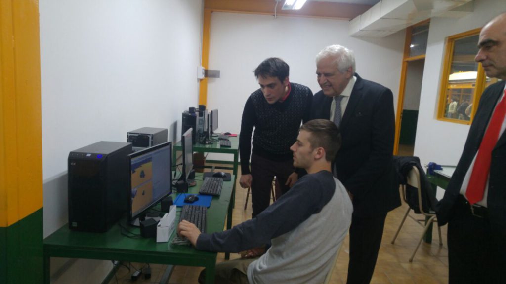 El presidente de la firma Roch, Ricardo Chacra, junto a los alumnos responsables del laboratorio 3D.