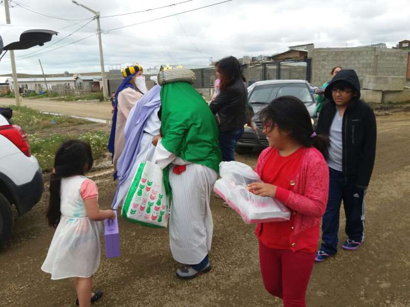 Padres llevan actividades para los niños y ancianos en el Día de los Reyes Magos.