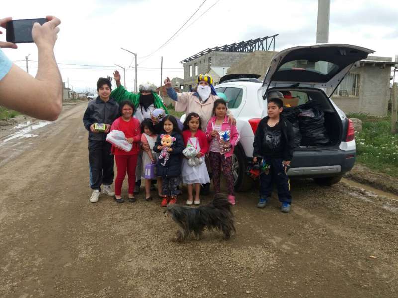 Padres llevan actividades para los niños y ancianos en el Día de los Reyes Magos.