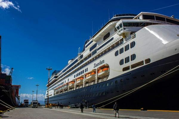 Del crucero Zaandam, que amarró durante la madrugada del domingo, desembarcaron alrededor de 1500 visitantes entre pasajeros y tripulantes.