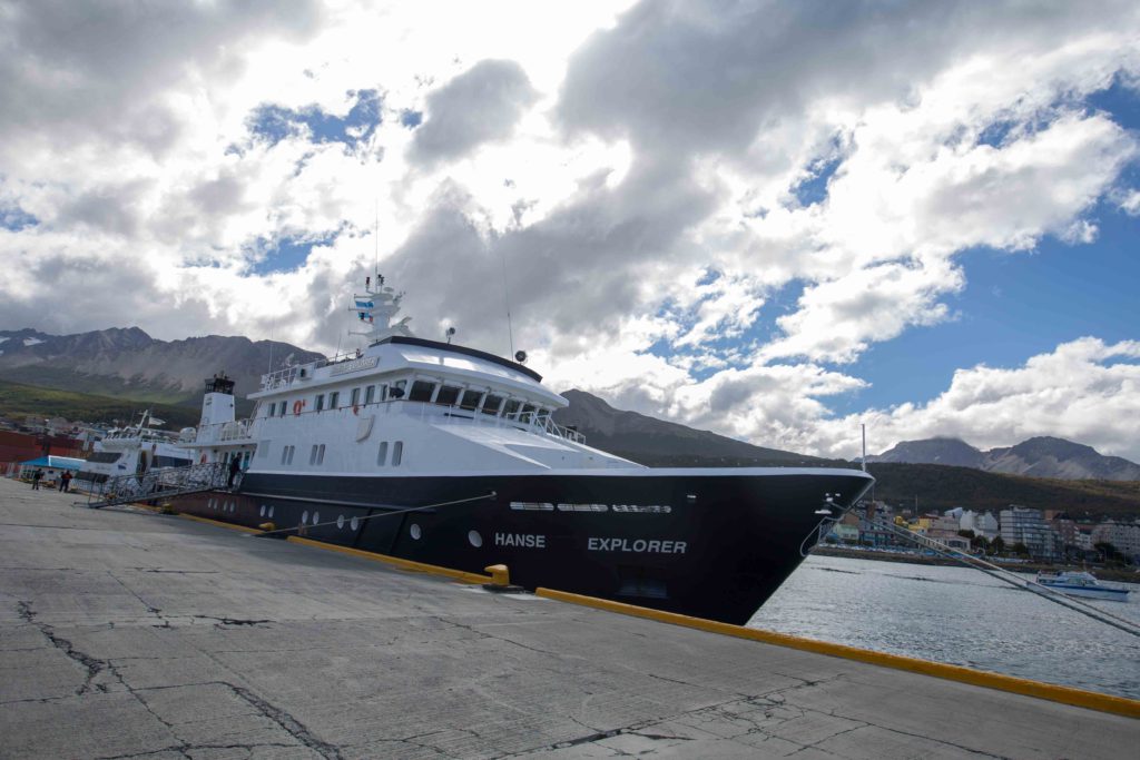 La gobernadora Rosana Bertone visitó este lunes el buque de exploración antártica “Hanse Explorer”, que llevó a cabo una expedición científica por el Mar Argentino partiendo desde Ushuaia el pasado 5 de febrero.