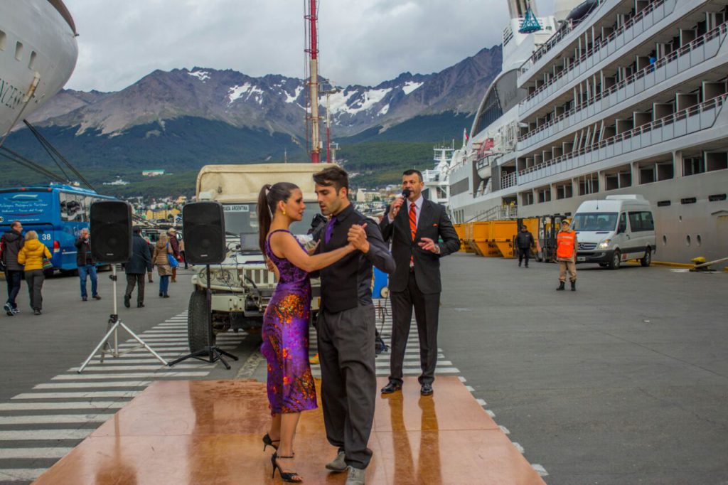 6000 turistas fueron recibidos a puro tango