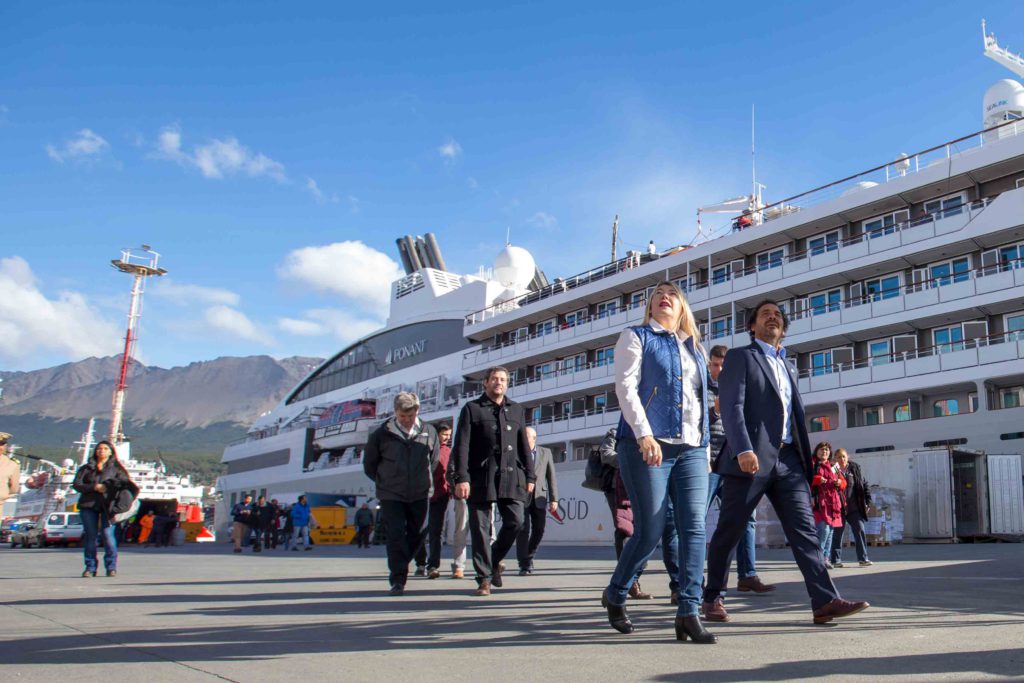 La gobernadora Rosana Bertone destacó el crecimiento del Puerto de Ushuaia que en un año sumó a su muelle 50 nuevas recaladas de cruceros turísticos, pasando de las 282 que recibió en la temporada 2016 a 332 en la temporada 2017.