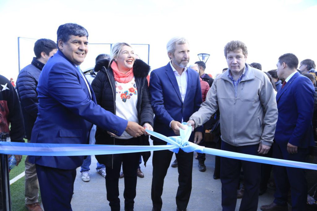 Ayer se realizó el acto oficial de apertura de la obra de pavimentación de los barrios El Mirador y Argentino en la margen sur, que incluyó una nueva rotonda, con la presencia del ministro del Interior Rogelio Frigerio, el intendente Gustavo Melella y la gobernadora Rosana Bertone.