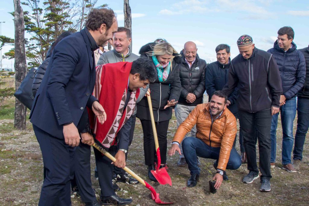 También realizaron la plantación simbólica de tres árboles frente a la bahía Encerrada.