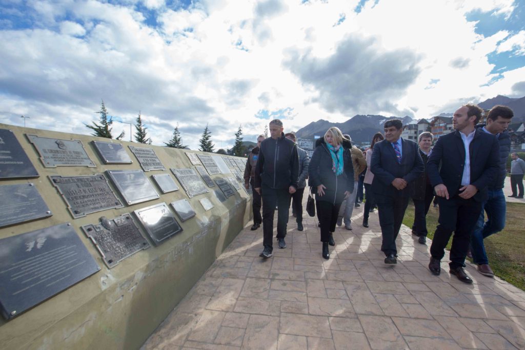 Las autoridades visitaron el Monumento a Malvinas.