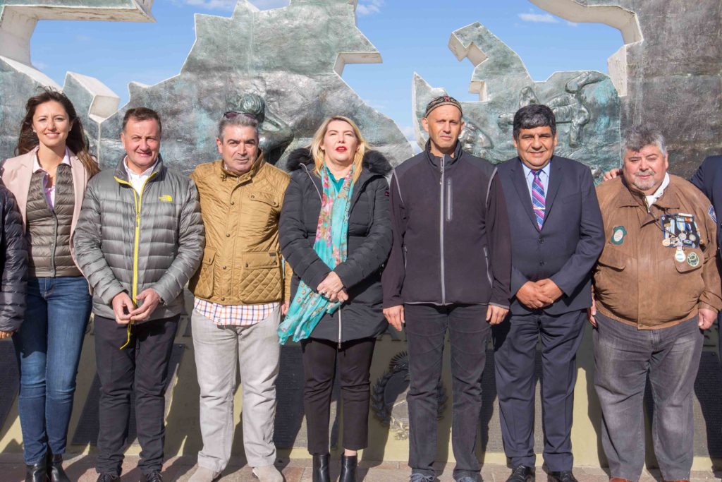 Las autoridades visitaron el Monumento a Malvinas.