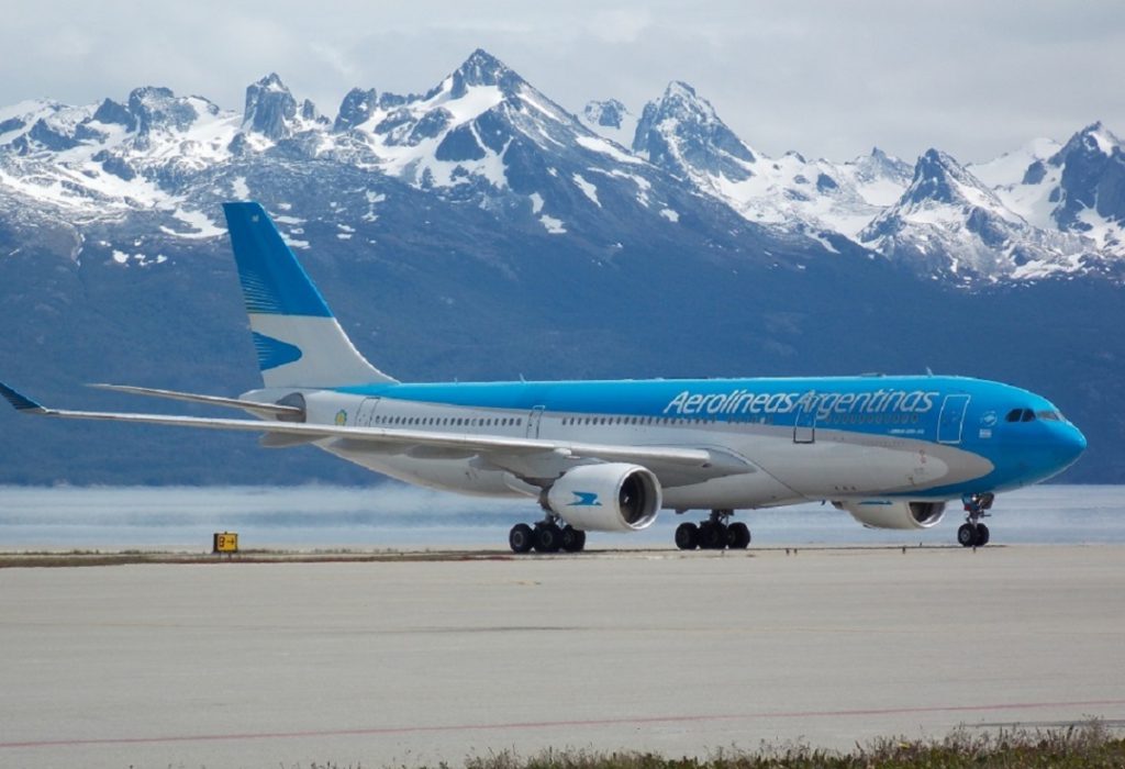 Luego de que el Gobierno Nacional anunciara la reducción de los vuelos que unen a Ushuaia y El Calafate a partir de mayo, las carteras turísticas continúan trabajando para lograr una mejor conectividad aérea.