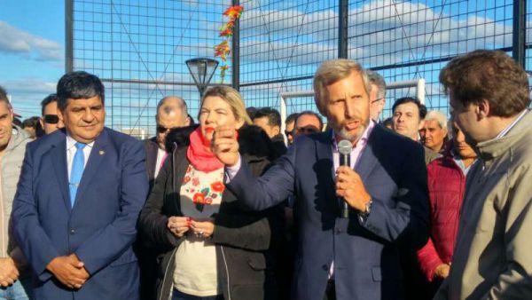 “Veníamos recorriendo el barrio y las obras con el intendente y con la gobernadora, y la verdad nos llena de satisfacción saber que 700 familias tienen agua potable, cloacas y próximamente van a tener acceso al gas, iluminación y asfalto. Hasta hace poco no tenían los servicios básicos esenciales, como abrir la canilla y que salga agua, o tener una cloaca”, señaló el ministro Frigerio.