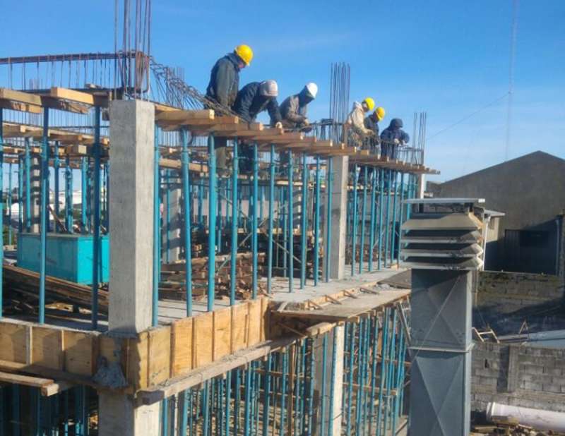 El secretario General del gremio de la construcción, Julio Ramírez, estimó que alrededor de 2.800 trabajadores del sector se encuentran ocupados actualmente en Tierra del Fuego.