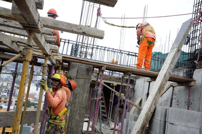 El secretario General del gremio de la construcción, Julio Ramírez, estimó que alrededor de 2.800 trabajadores del sector se encuentran ocupados actualmente en Tierra del Fuego.