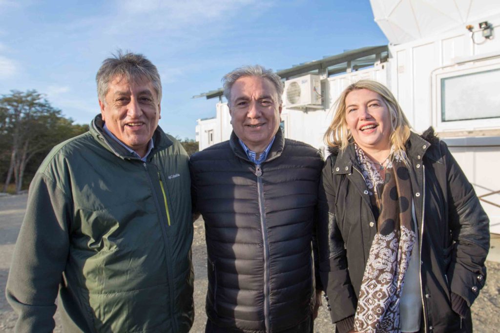 El intendente de Tolhuin, Claudio Queno, junto al ingeniero Mario Ferreyra -Secretario de Políticas Institucionales del Rectorado de la UTN- y la Gobernadora Rosana Bertone.