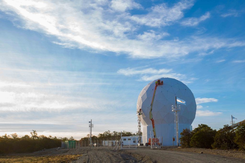 La estación terrena satelital producto del acuerdo entre el Gobierno de la Provincia y la CONAE ya cuenta con un Radomo instalado y pronto estará dando inicio a sus actividades.