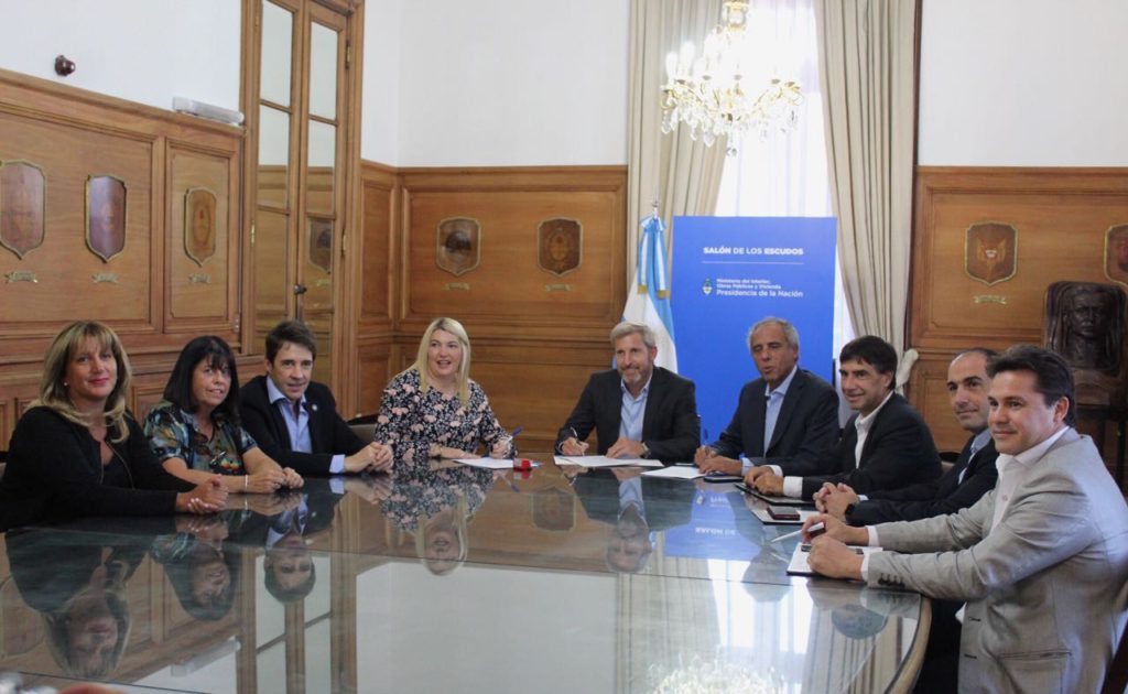 Del encuentro, que se realizó en el salón de los Escudos de Casa Rosada, participaron, además, el titular de la DPOSS, Guillermo Worman, el diputado nacional Héctor Stefani y las legisladoras Myriam Martinez y Liliana Martínez Allende.