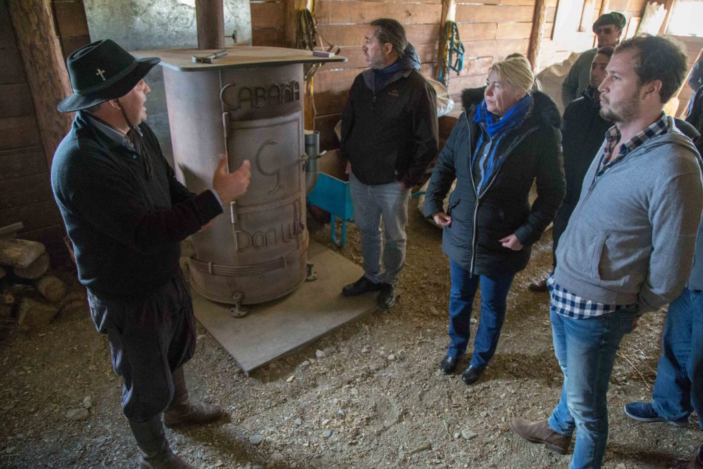 La gobernadora Rosana Bertone y el secretario de Agroindustria Kevin Colli, y funcionarios del Instituto Nacional de Tecnología Agropecuaria (INTA) visitaron el fin de semana la Estancia  Fueguina ubicada en la zona de San Pablo. Allí, junto a los propietarios, recorrieron las instalaciones de uno de los establecimientos productores de ganado bovino más importantes de la Provincia.