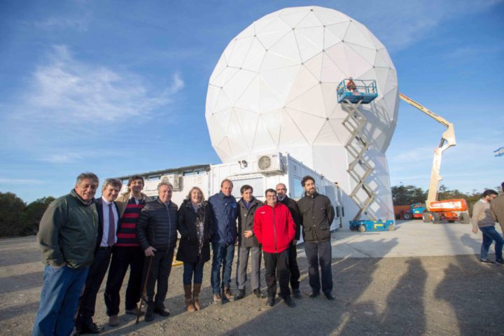 Este martes, la gobernadora efectuó una visita con autoridades de la CONAE a la Estación Terrena Tierra del Fuego, junto al intendente de Tolhuin Claudio Queno junto a autoridades de la CONAE encabezadas por el ingeniero Leonardo Comes, el ministro de Ciencia y Tecnología, Daniel Martinioni, el ingeniero Mario Ferreyra -Secretario de Políticas Institucionales del Rectorado de la UTN- y el Decano de la Facultad Regional Tierra del Fuego de la UTN, ingeniero Francisco Álvarez.