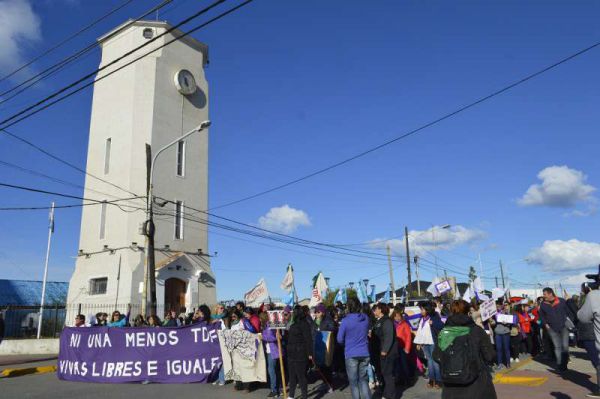 El colectivo de Mujeres activistas y feministas organizadas a partir de las diferentes asambleas, y en esta ocasión, acompañadas por una importante cantidad de integrantes de organizaciones sindicales, coparon las calles de la ciudad de Río Grande.