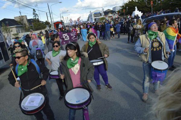 El colectivo de Mujeres activistas y feministas organizadas a partir de las diferentes asambleas, y en esta ocasión, acompañadas por una importante cantidad de integrantes de organizaciones sindicales, coparon las calles de la ciudad de Río Grande.