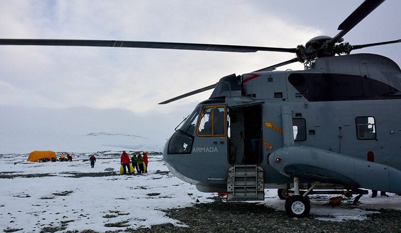 El rompehielos Almirante Irízar rescató este domingo a cinco científicos estadounidenses que desarrollaban tareas en el norte de la Península Antártica y que no pudieron volver al continente por las condiciones del hielo marino que impidieron acercarse a un barco de ese país.