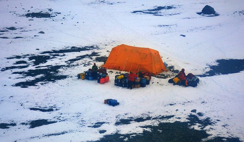 El rompehielos Almirante Irízar rescató este domingo a cinco científicos estadounidenses que desarrollaban tareas en el norte de la Península Antártica y que no pudieron volver al continente por las condiciones del hielo marino que impidieron acercarse a un barco de ese país.