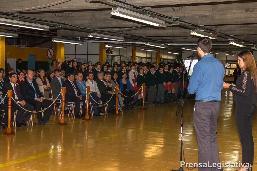 Durante el acto, las autoridades del colegio recordaron la importancia de los logros en los 20 años de vida institucional y la representación de la bandera de Malvinas que es parte de los abanderados del colegio. El rectorado puso en valor la figura del general San Martín, que da origen al nombre, CIEU “Libertador General San Martín”.