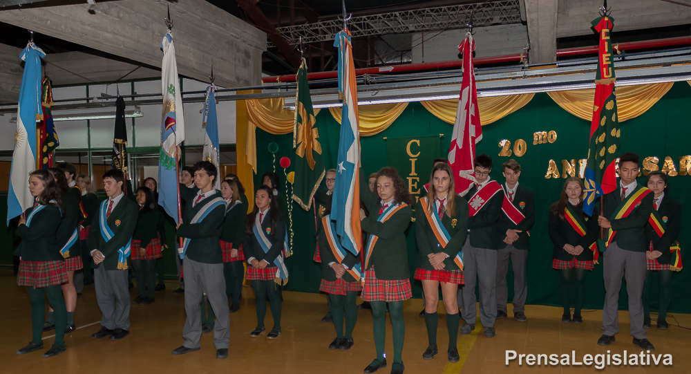 Durante el acto, las autoridades del colegio recordaron la importancia de los logros en los 20 años de vida institucional y la representación de la bandera de Malvinas que es parte de los abanderados del colegio. El rectorado puso en valor la figura del general San Martín, que da origen al nombre, CIEU “Libertador General San Martín”.