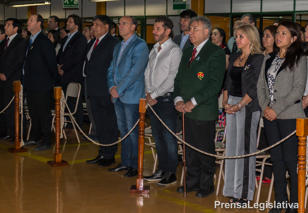 Durante el acto, las autoridades del colegio recordaron la importancia de los logros en los 20 años de vida institucional y la representación de la bandera de Malvinas que es parte de los abanderados del colegio. El rectorado puso en valor la figura del general San Martín, que da origen al nombre, CIEU “Libertador General San Martín”.