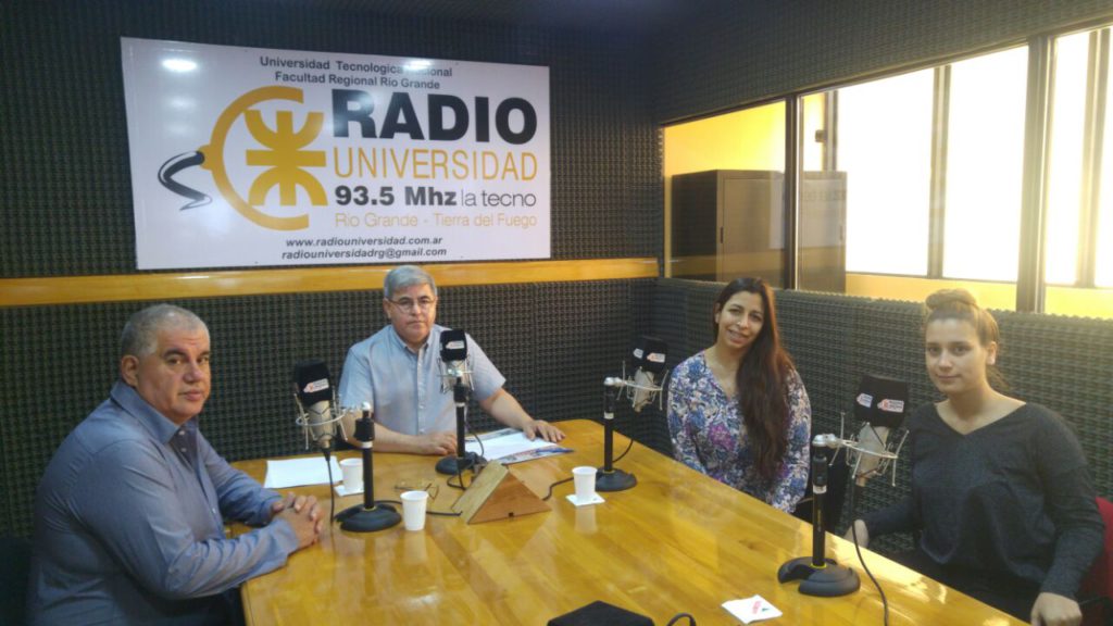 Las flamantes licenciadas en Recursos Humanos Jesica Arredondo y Luciana Martín, visitaron los estudios de Radio Universidad (93.5), junto al contador y coordinador de la carrera de Contador Público de la UCES, Jorge David Moreno.
