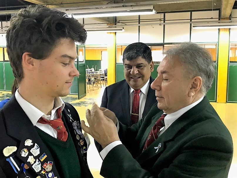 Alumnos del Programa de Intercambio del Rotary Club Río Grande recibieron presente por parte del vicegobernador Juan Carlos Arcando, quien estuvo acompañado por el director de la FUNDATEC, Ing. Mario Ferreyra.