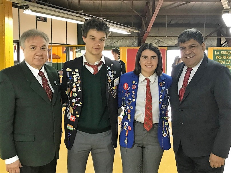 Alumnos del Programa de Intercambio del Rotary Club Río Grande recibieron presente por parte del vicegobernador Juan Carlos Arcando, quien estuvo acompañado por el director de la FUNDATEC, Ing. Mario Ferreyra.