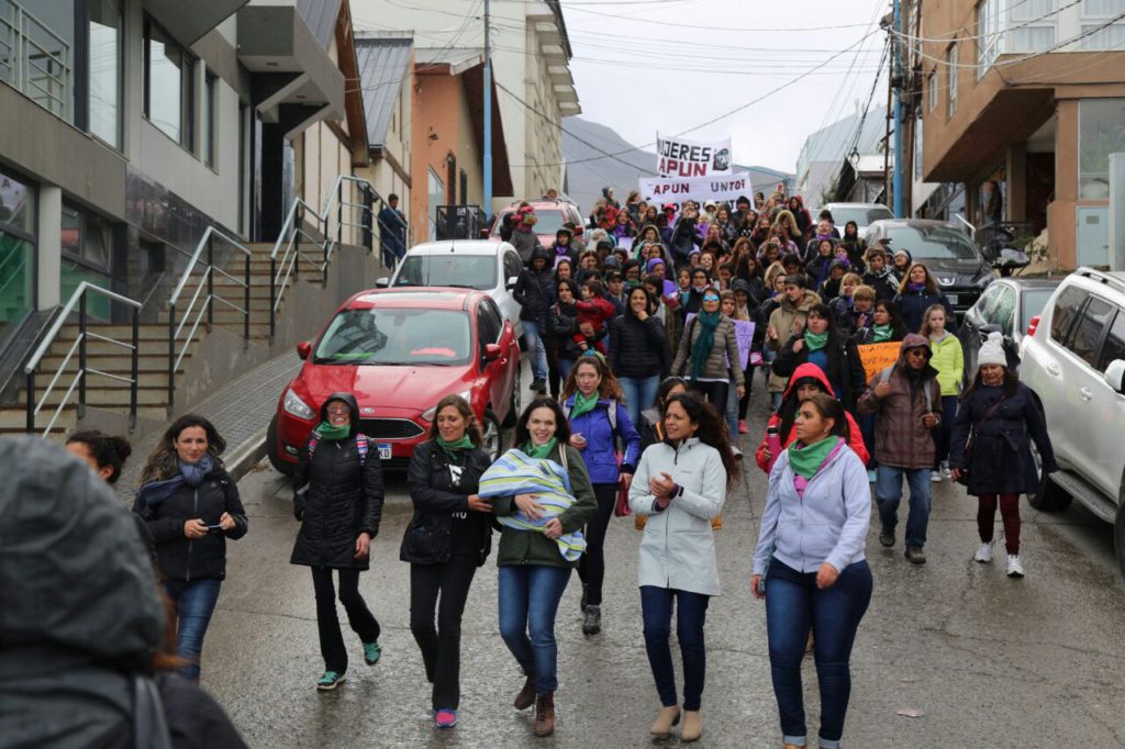 Las mujeres marcharon por las calles de Ushuaia