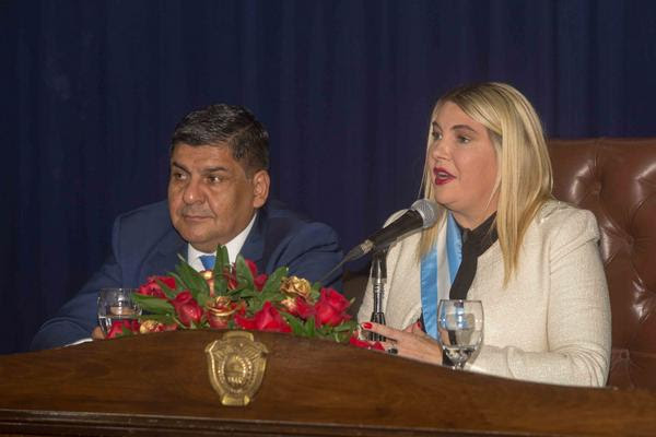 Una extensa parte del discurso de apertura del XXXV periodo de sesiones de la gobernadora Rosana Bertone estuvo focalizado en el ambicioso plan de obras que su gestión viene llevando adelante. La Mandataria señaló que se vienen ejecutando “más de 200 obras” con una inversión cercana a “los 10 mil millones de pesos”.