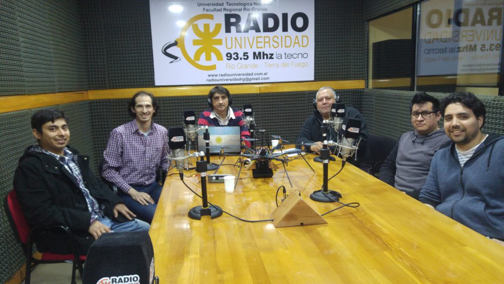 Parte del equipo que integra la Unidad de Vinculación e Investigación (UVI) DRONE de la Facultad Regional Tierra del Fuego de la Universidad Tecnológica Nacional, visitaron los estudios de Radio Universidad (93.5) para dialogar con Café Tecnológico, en donde explicaron los avances que se registraron en el área de investigación que está destinado a toda la comunidad fueguina.