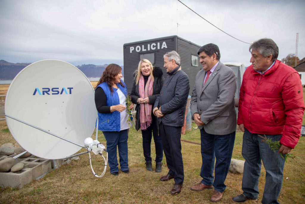 La mandataria y el Ministro nacional visitaron en la tarde del viernes el establecimiento educativo ubicado a las costas del canal Beagle, donde funcionará el punto de conexión wi-fi a internet satelital.