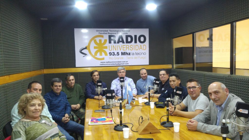 En el programa radial ‘Dos Preguntan’ que se emite por Radio Universidad (93.5 MHZ) los integrantes del Consejo Asesor del Observatorio de la Cuestión Malvinas, encabezado por su presidente, Jorge López (Secretario de Asuntos Relativos a las Islas Malvinas, Georgias del Sur y Sandwich del Sur y los espacios marítimos circundantes en el Atlántico Sur), participaron de una mesa debate en estudios y dieron sus impresiones, sus coincidencias, disidencias y valoraron este espacio como una herramienta muy importante en la concientización de los derechos soberanos argentinos sobre los archipiélagos irredentos y la lucha contra la desmalvinización.