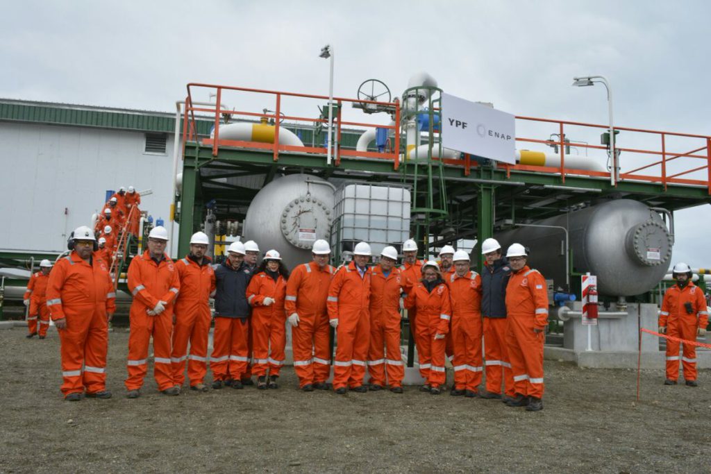 El objetivo del proyecto es aumentar sustancialmente la producción de gas natural y petróleo crudo asociado del yacimiento, ubicado en la boca oriental del Estrecho de Magallanes, en el lado argentino.