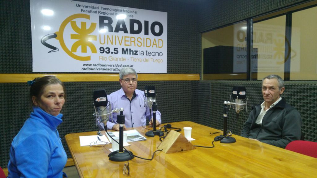 Los propietarios de la estancia Harberton, Abby Goodall y su esposo Ricardo Lynch, visitaron ayer los estudios de Radio Universidad 93.5, momentos después de lograr contactarse con la gobernadora Rosana Bertone en la sede de la Sociedad Rural.