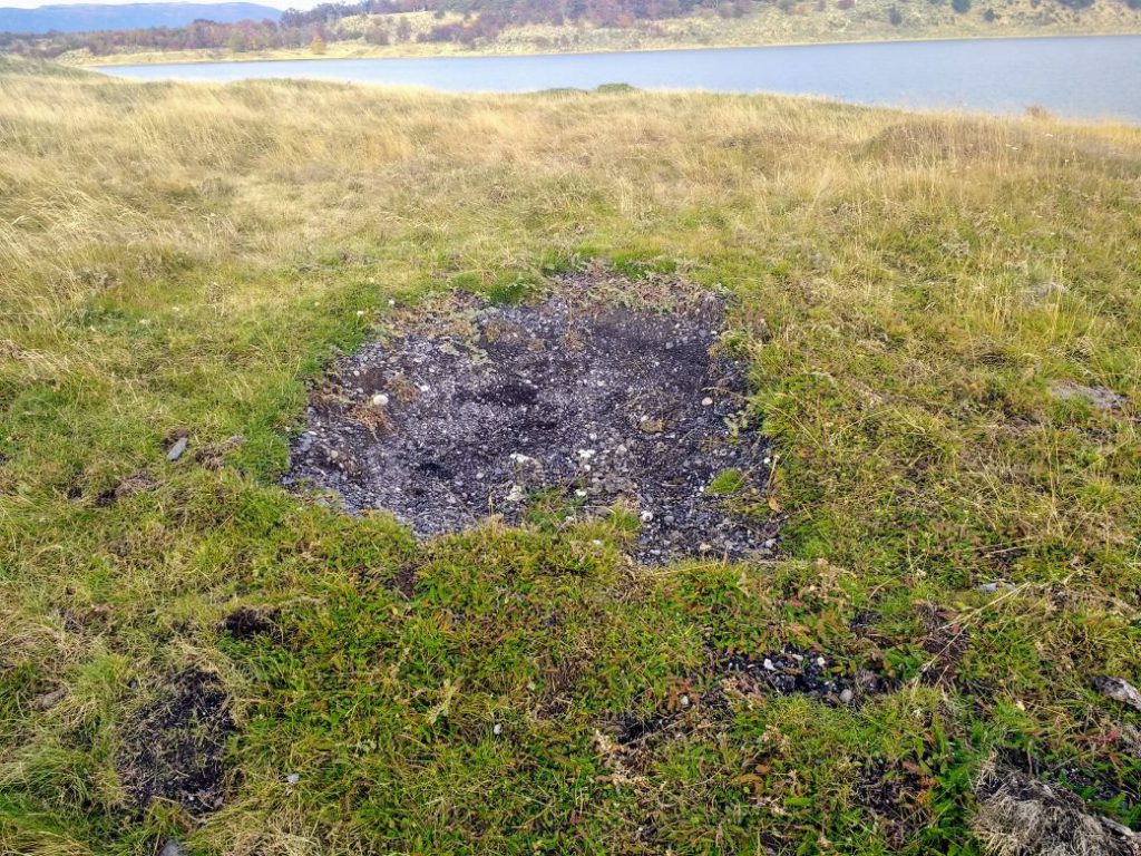 Los propietarios de la estancia Harberton dieron a conocer dos propuestas alternativas que presentaron al gobierno, con una variación mínima de la traza para no afectar los yacimientos arqueológicos, a cambio de una cesión gratuita de las tierras, pero no fueron aceptadas.